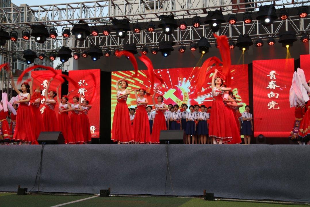 《上古卷轴5》中，我想截图时暂停画面再自由移动，有没有相应的控制台操作或者软件？游戏画面