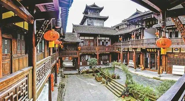 霸道跋扈的美女被精神病人杀害，《八角亭谜雾》到底想表达什么？